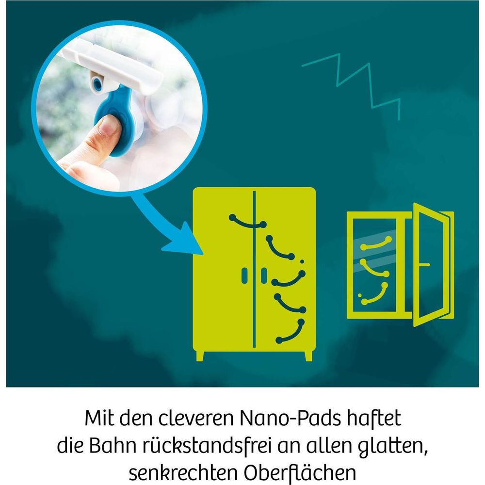 Nahaufnahme eines Fingers, der ein blau-weißes Werkzeug hält, daneben eine gelbe Tür und ein Fenster.