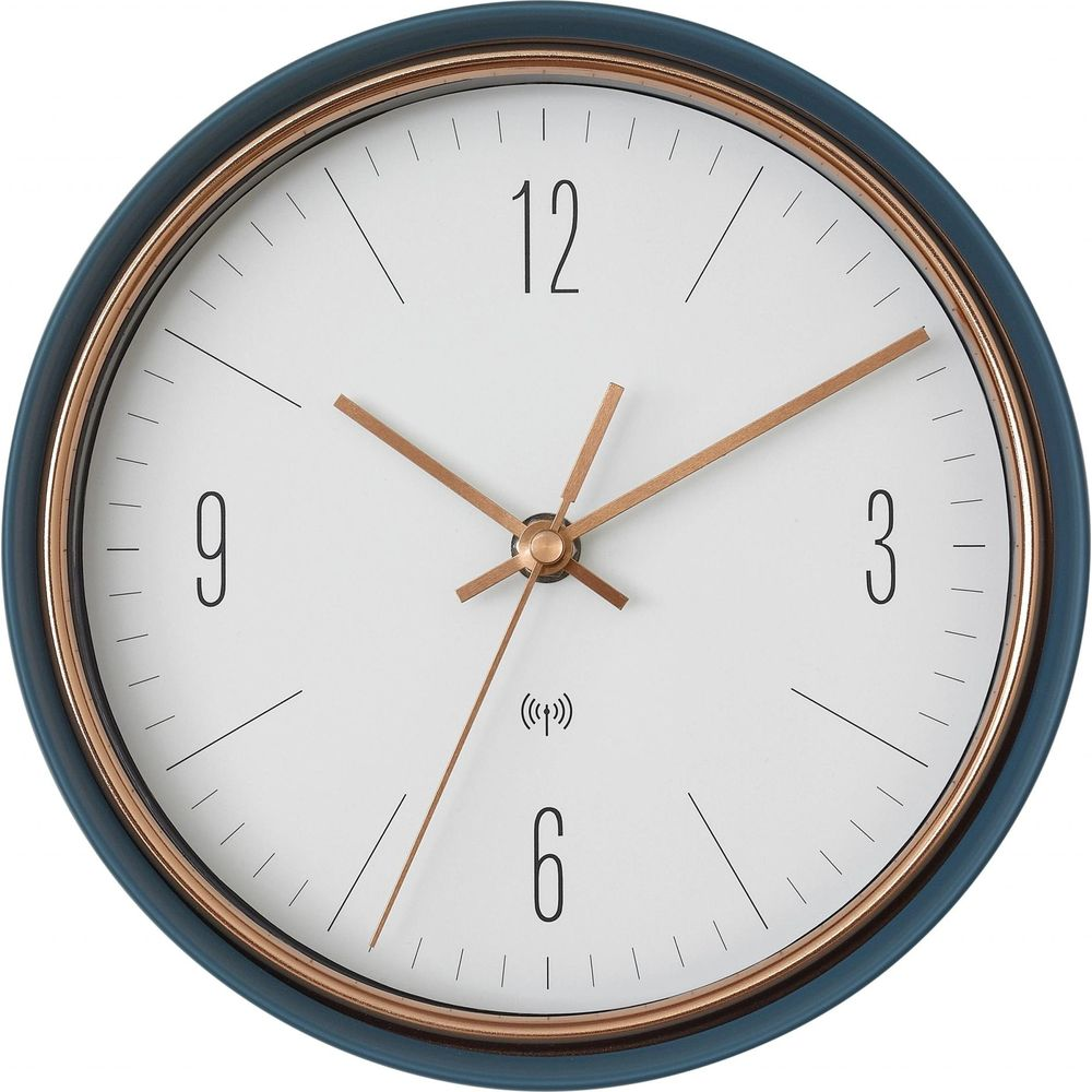 Eine Wanduhr mit blauem Rand, weißen Zifferblatt und goldenen Zeigern.