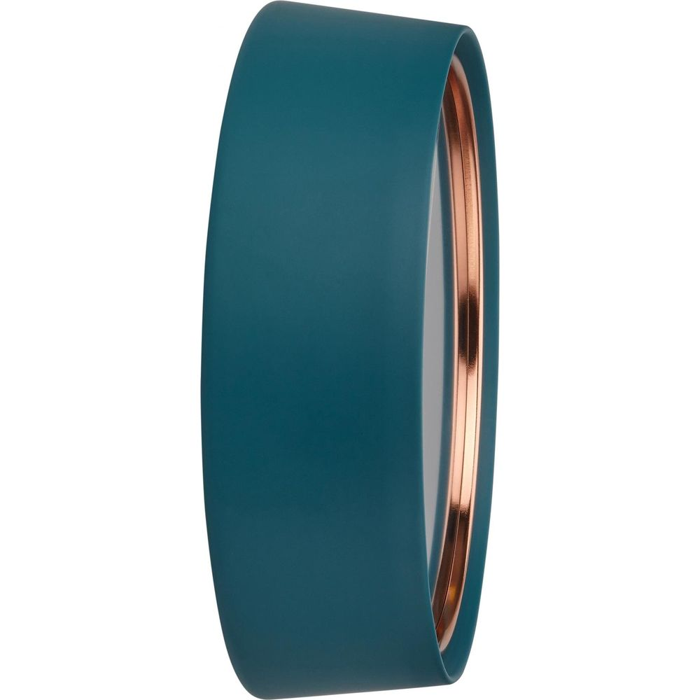 Ein türkiser Ring mit Kupferdetails, Nahaufnahme.