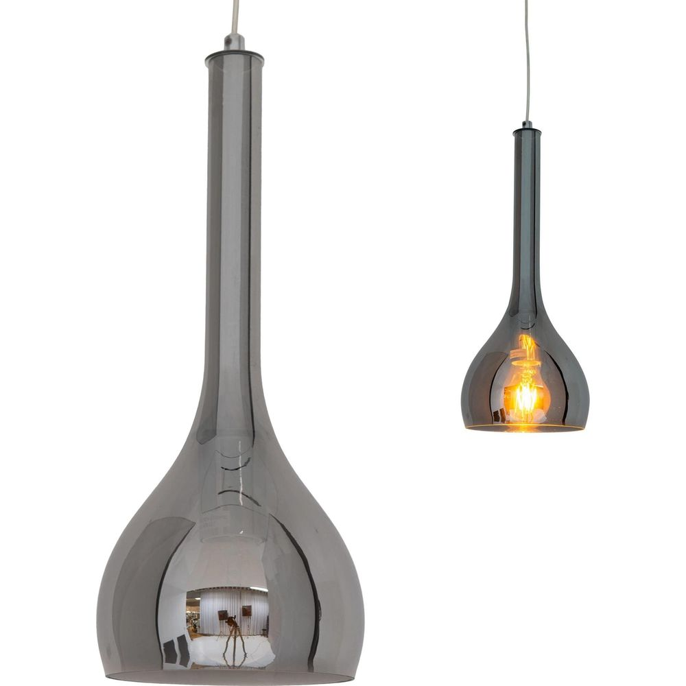 Zwei graue Glas-Pendelleuchten mit Glühbirnen, eine größer und vorne.