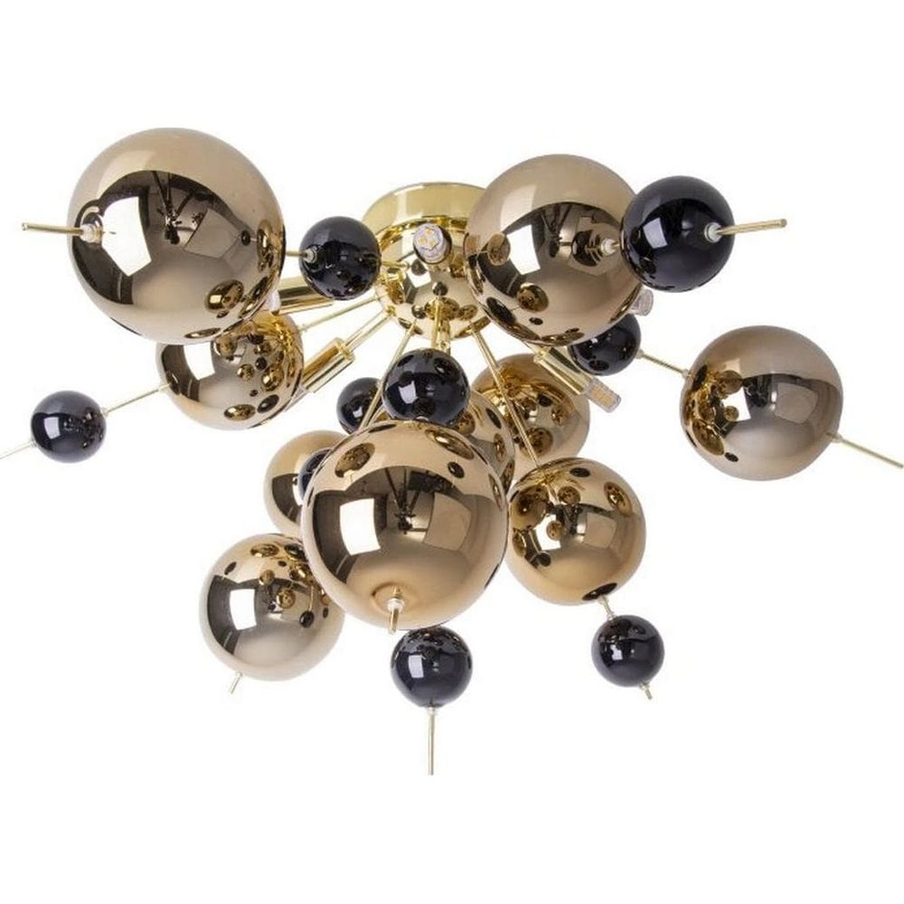 Un lustre doré avec des sphères noires sur fond blanc.