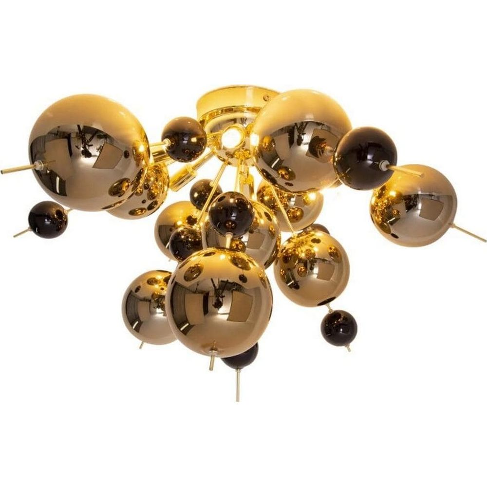 Un lustre doré avec de nombreux pendentifs sphériques.