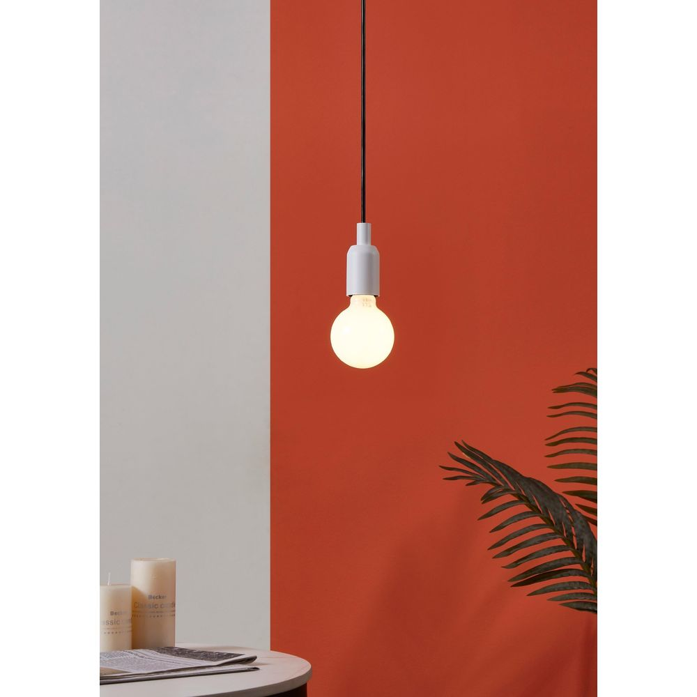 Une suspension blanche avec une ampoule sur fond orange.