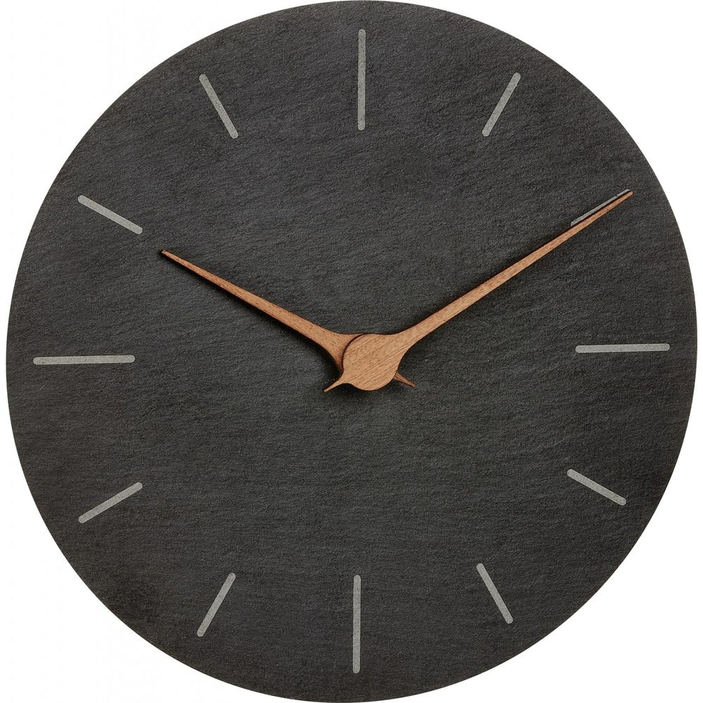Eine dunkle runde Wanduhr mit hölzernen Zeigern und Strichmarkierungen.