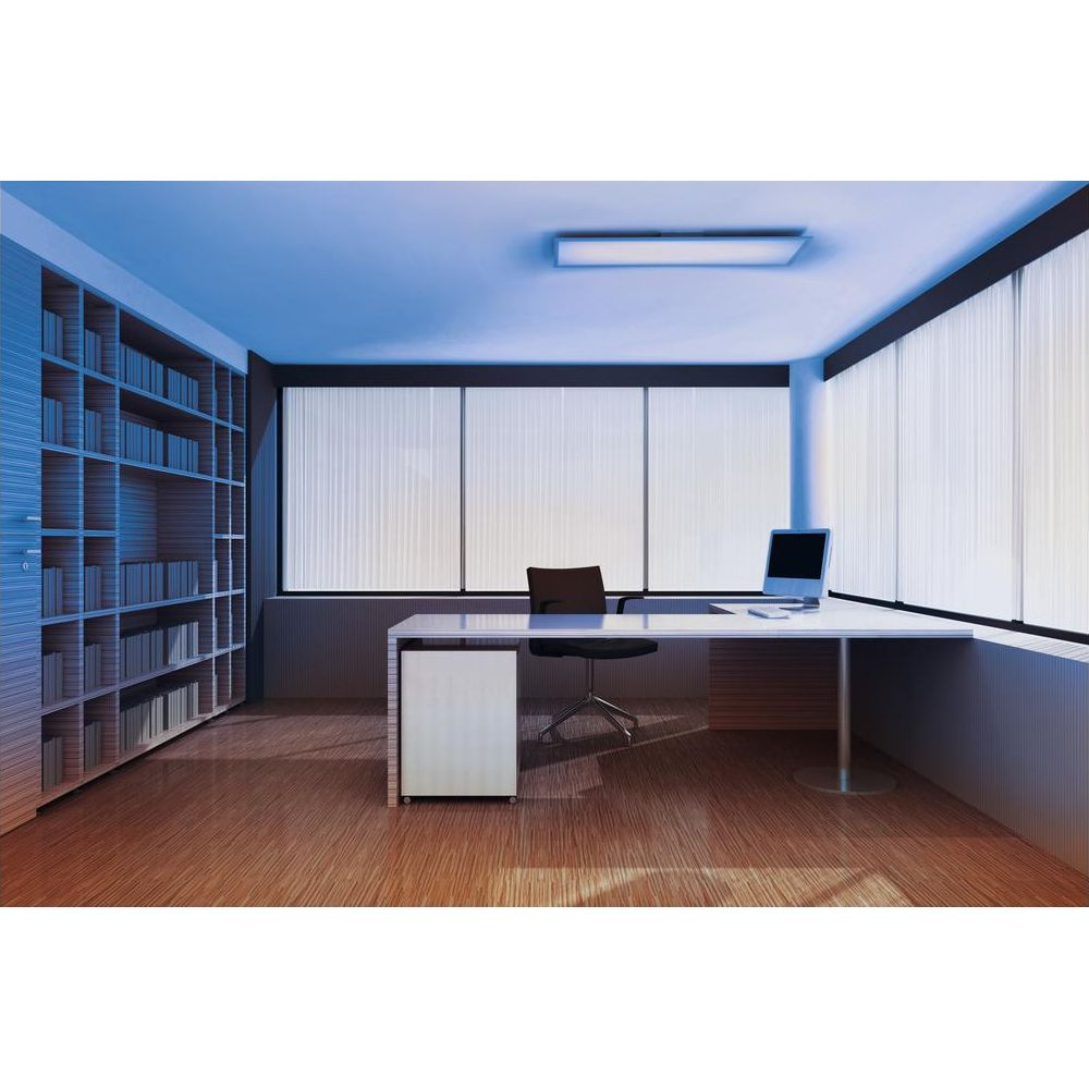 Ein modernes Büro mit einem Schreibtisch, Stuhl, Computer und Bücherregal.