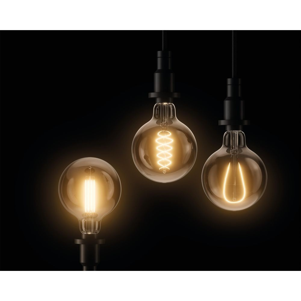 Trois ampoules Edison à filament en spirale sur fond noir.