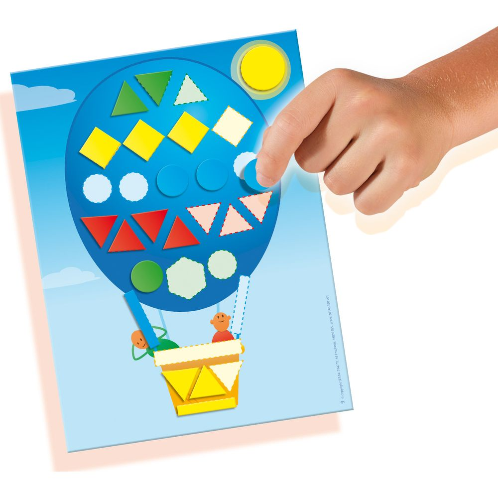 Ein Kind platziert eine blaue Form auf einem Ballon-Puzzle mit geometrischen Formen.