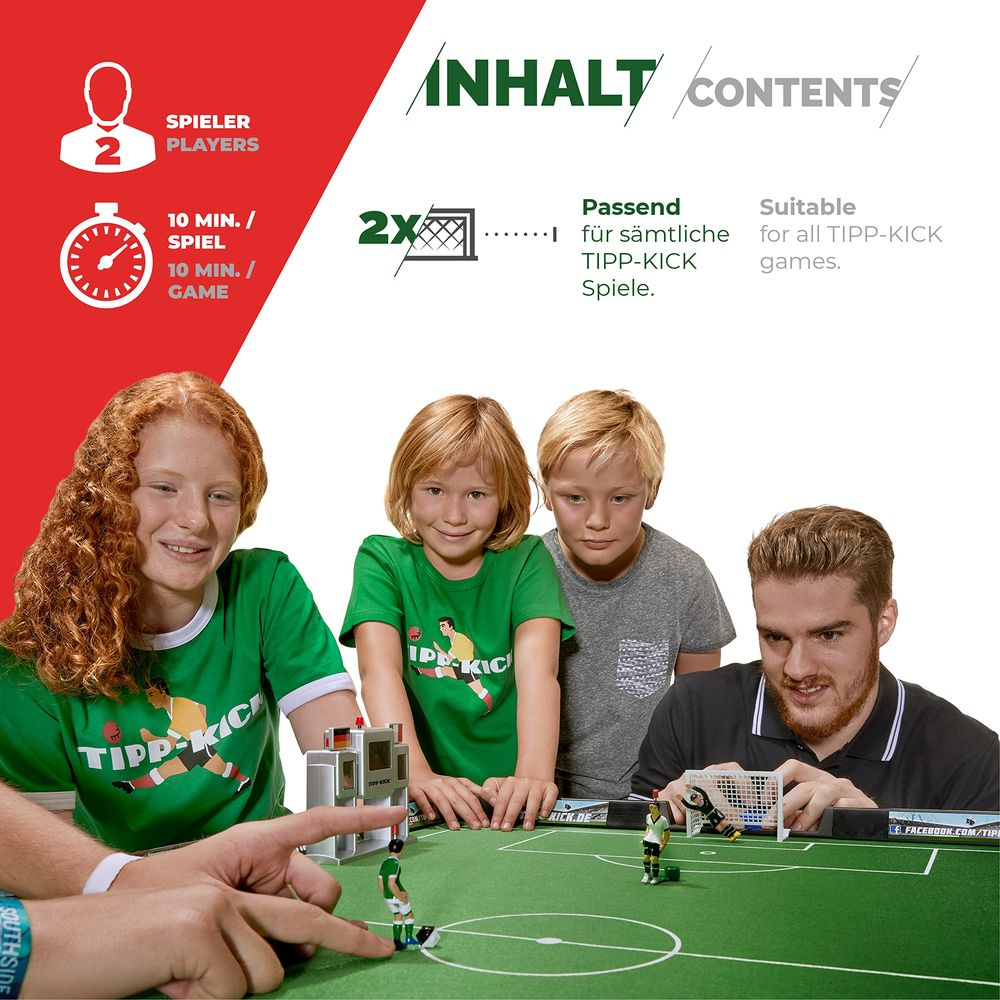 Quatre personnes jouent à un jeu de baby-foot. Des figurines et des buts sont sur le terrain.