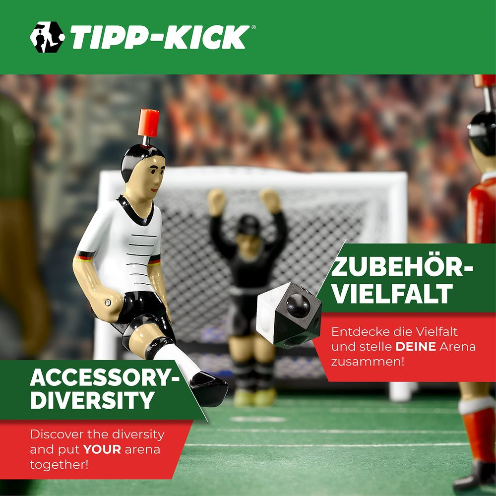Figurines Tipp-Kick, une en blanc et noir, avec un gardien en arrière-plan.