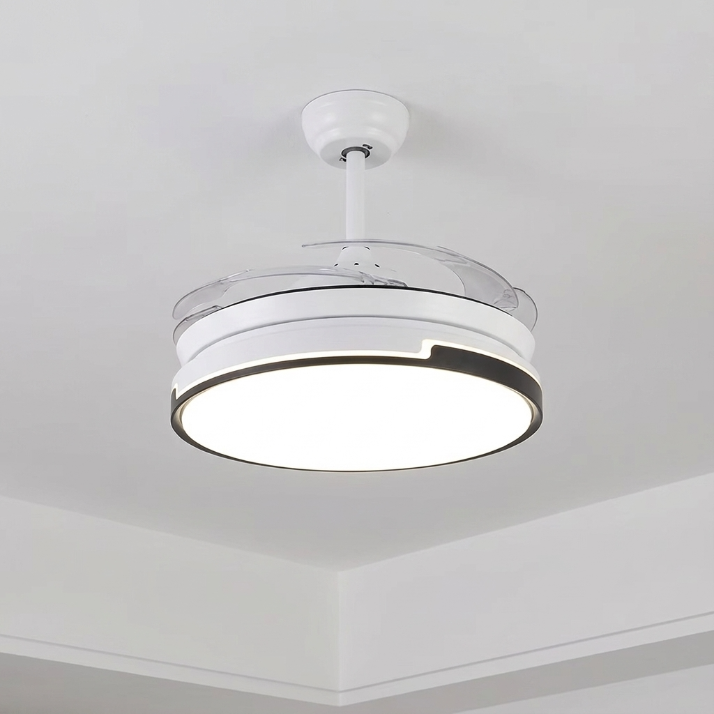 Un ventilador de techo blanco con aspas retráctiles y luz integrada, montado en techo blanco.