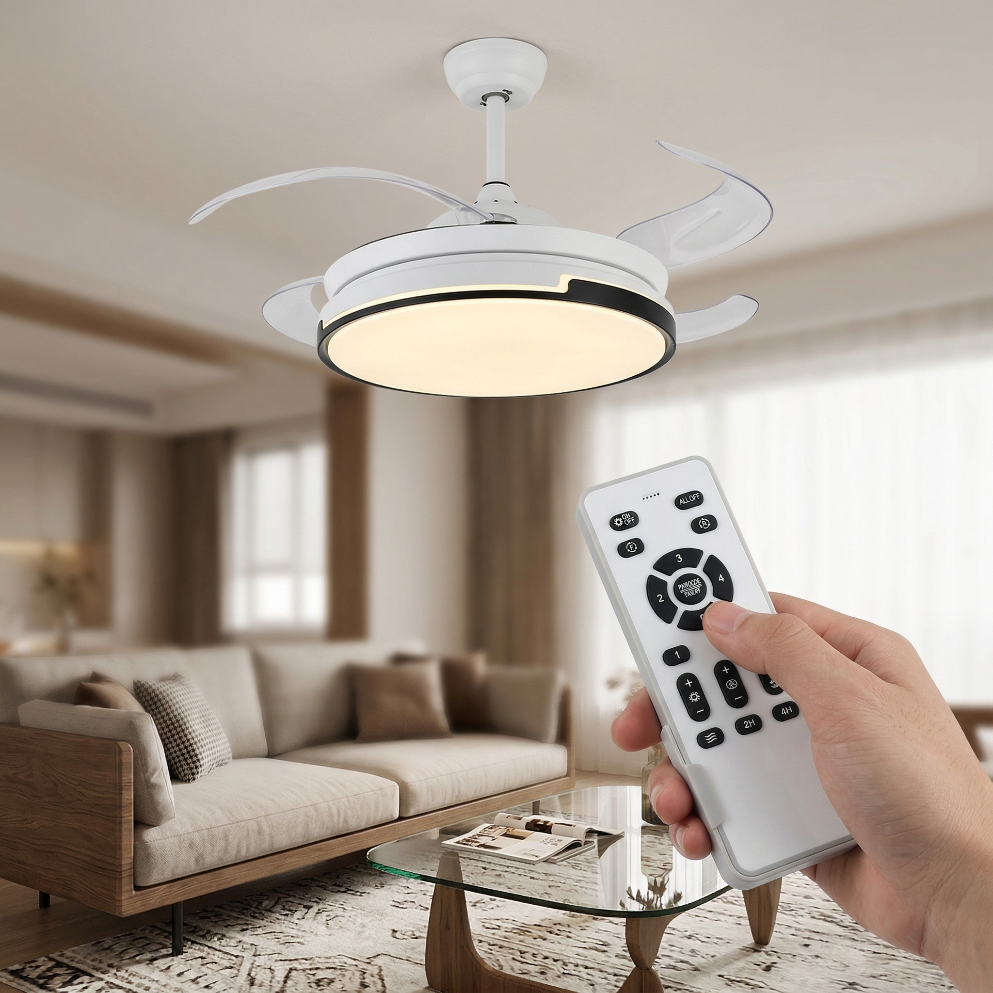 Una mano sostiene un mando blanco para un ventilador de techo con luz sobre un sofá.