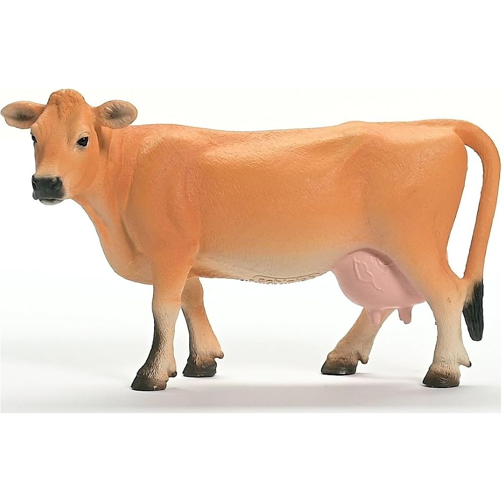 Brązowa zabawka krowa stoi na białym tle.