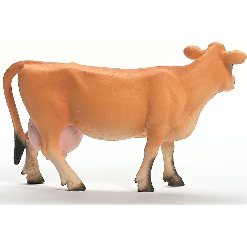 Brązowa figurka krowy stoi z boku, z różowym wymieniem i czarnymi kopytami.