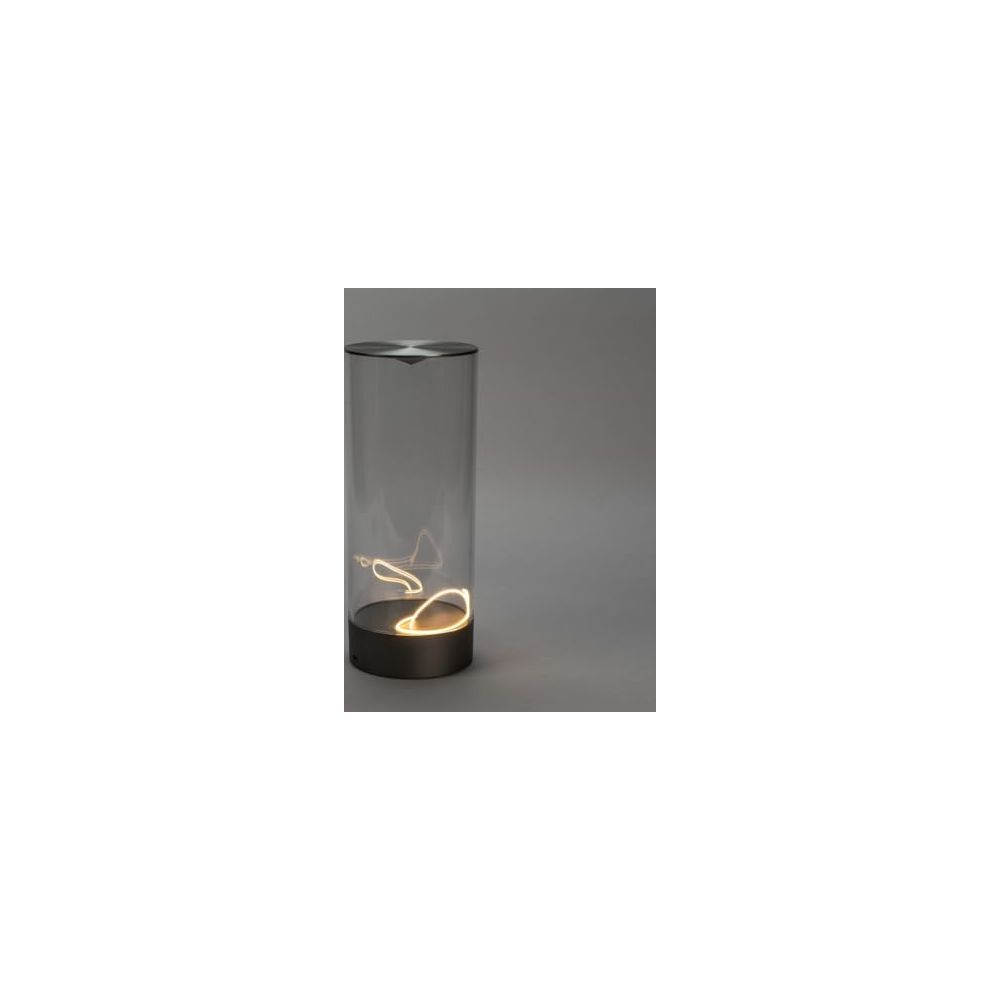 Eine zylindrische Lampe mit schwarzem Sockel und Glaszylinder, beleuchtet von innen.