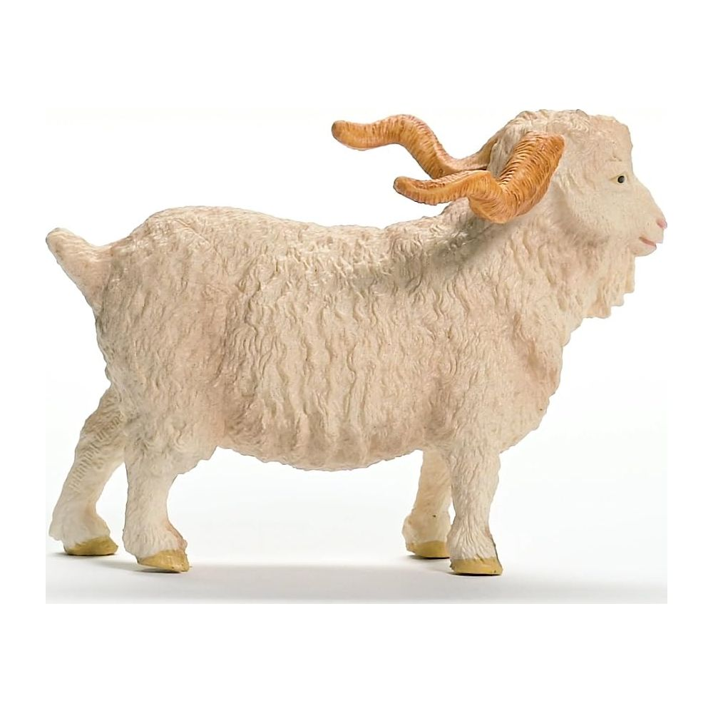 Kremowa figurka kozła ze skręconymi rogami na białym tle.