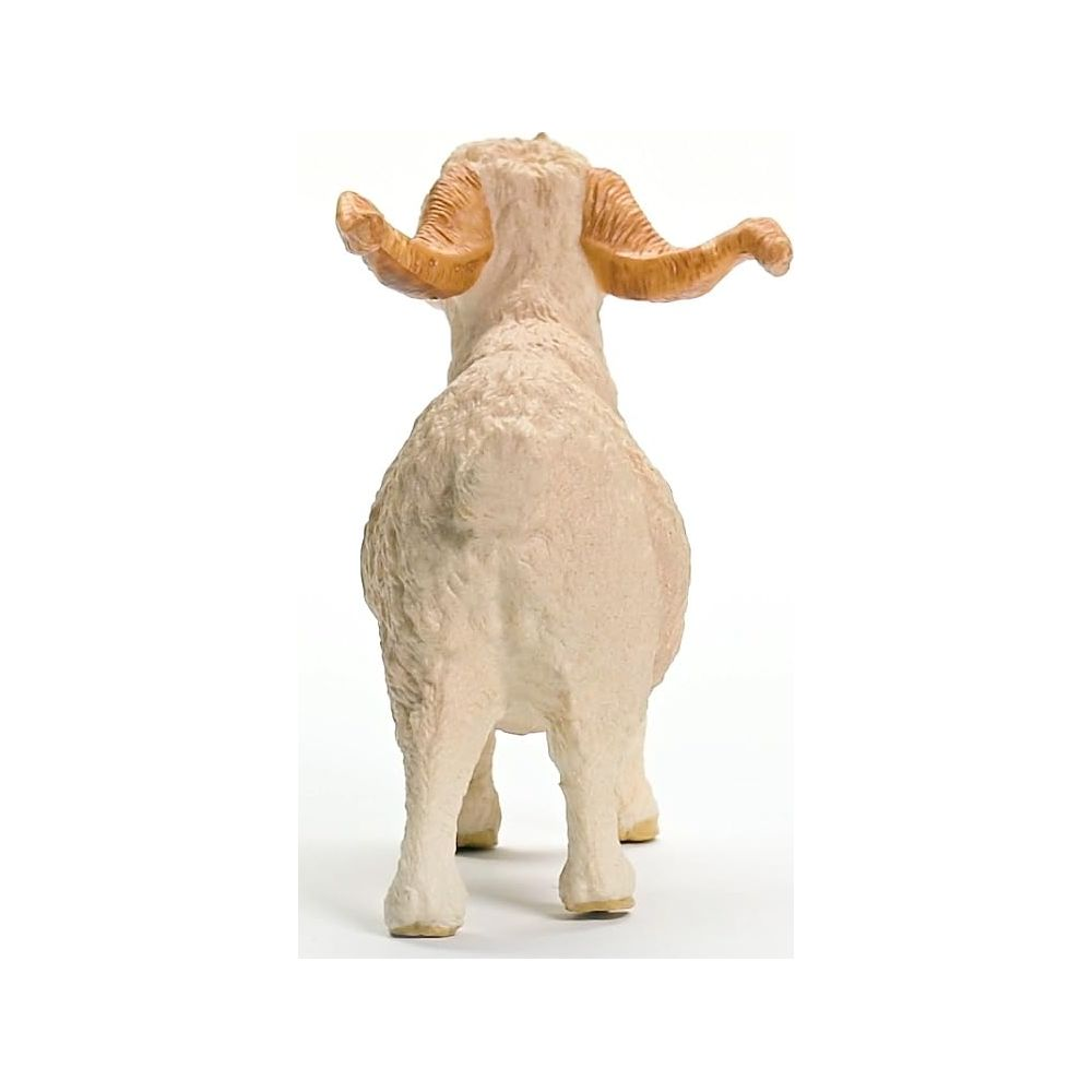 Kremowy baran z zakrzywionymi rogami stoi na białym tle.