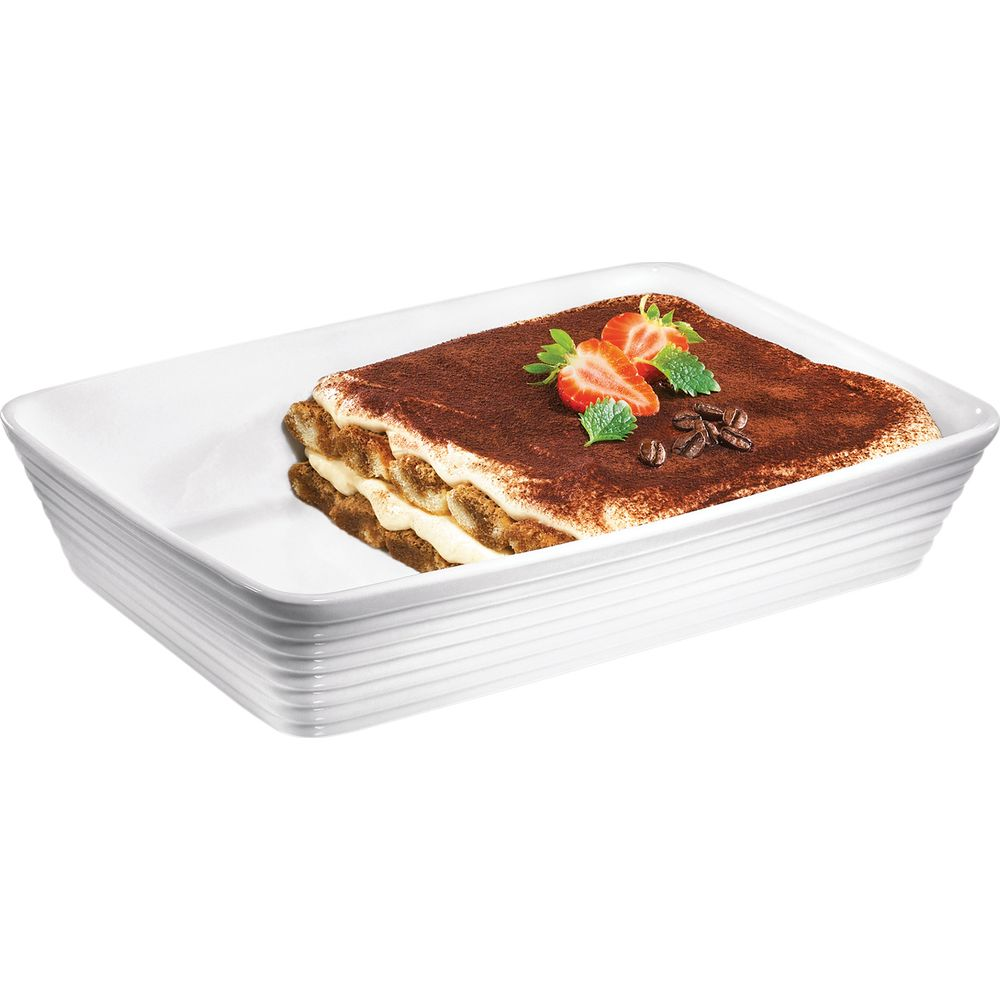 Schichtdessert Tiramisu in einer weißen Auflaufform, garniert mit Erdbeeren und Kaffeebohnen.