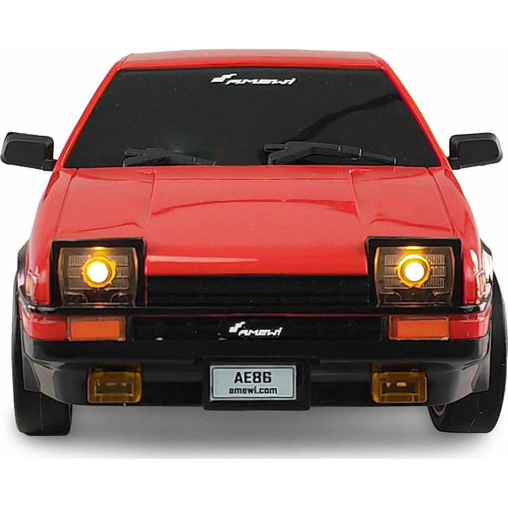 Rotes Auto mit leuchtenden Scheinwerfern und "AE86" Kennzeichen.