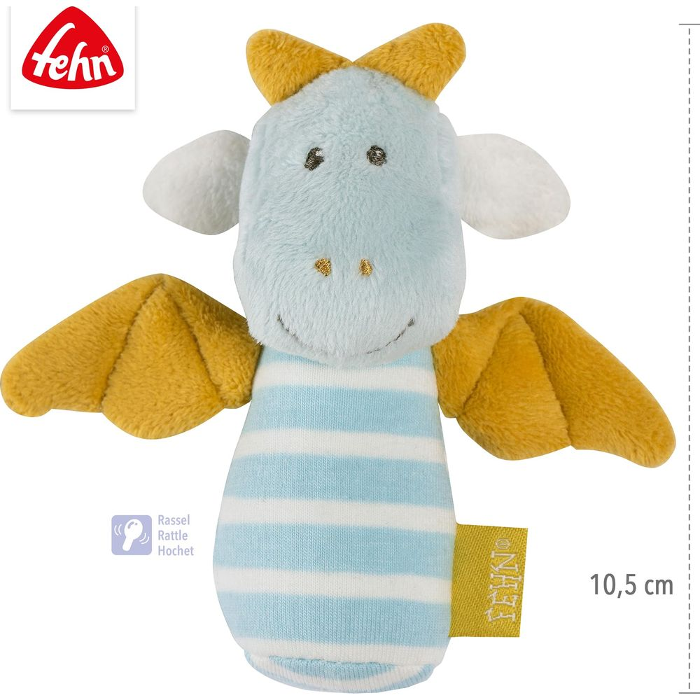 Un dragon en peluche bleu clair avec des ailes jaunes et un haut rayé.
