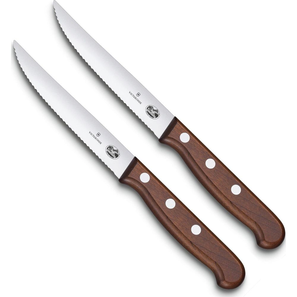 Deux couteaux à pain Victorinox à lame dentelée et manche en bois riveté.