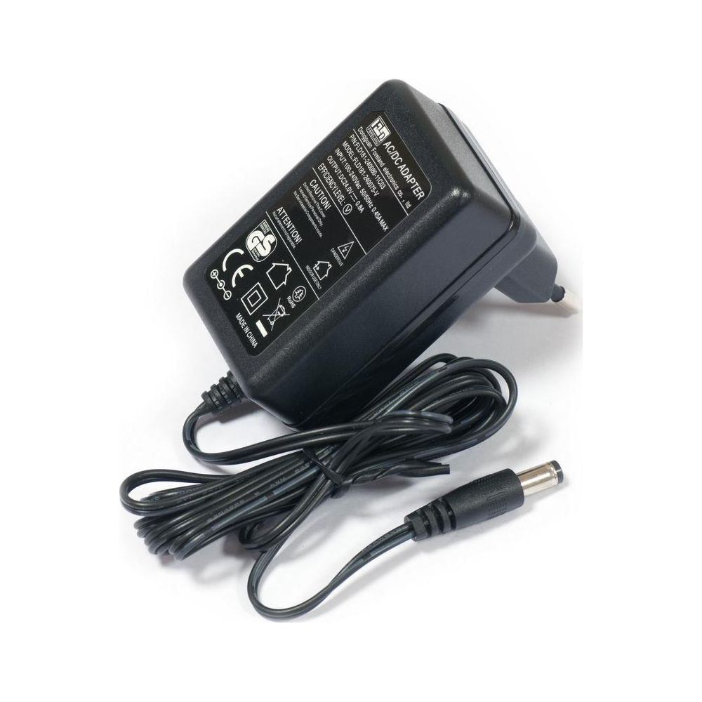 Czarny zasilacz AC/DC z kablem i wtyczką na białym tle.