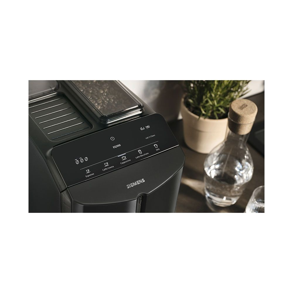 Czarny ekspres Siemens EQ300 z przyciskami i pojemnikiem na ziarna.
