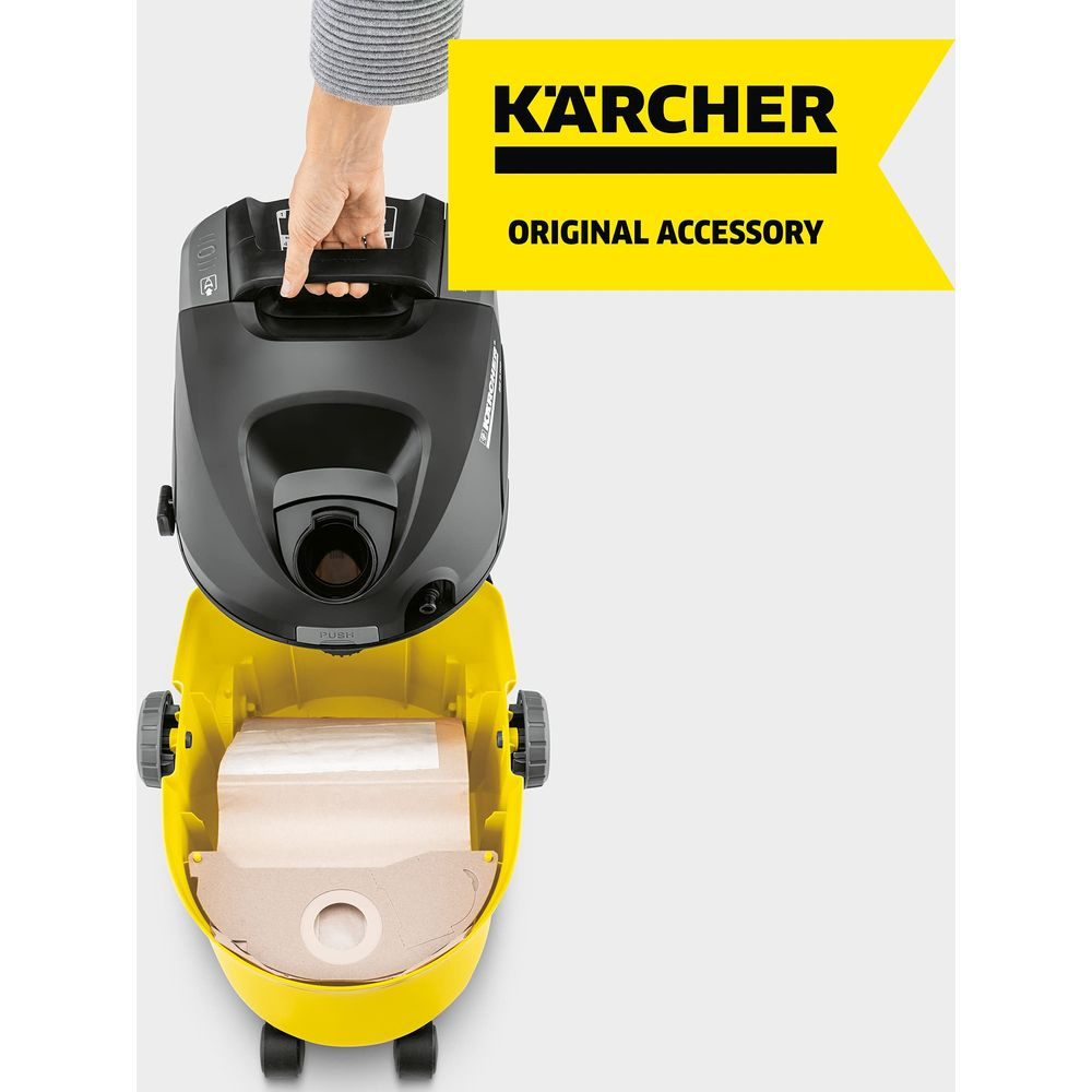 Żółty odkurzacz Karcher z czarną górną częścią, ręka trzyma uchwyt.