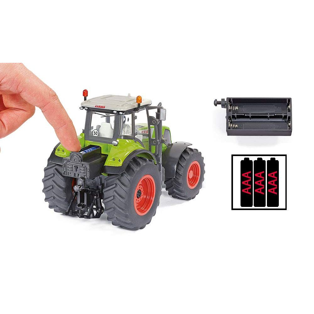 Grüner Spielzeugtraktor mit roten Felgen, daneben Batteriehalter und AAA-Batterien.