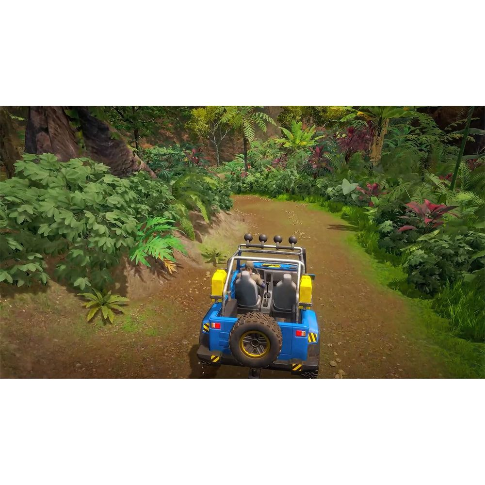 Ein blaues Jeep fährt auf einem erdigen Weg durch einen üppigen Dschungel.