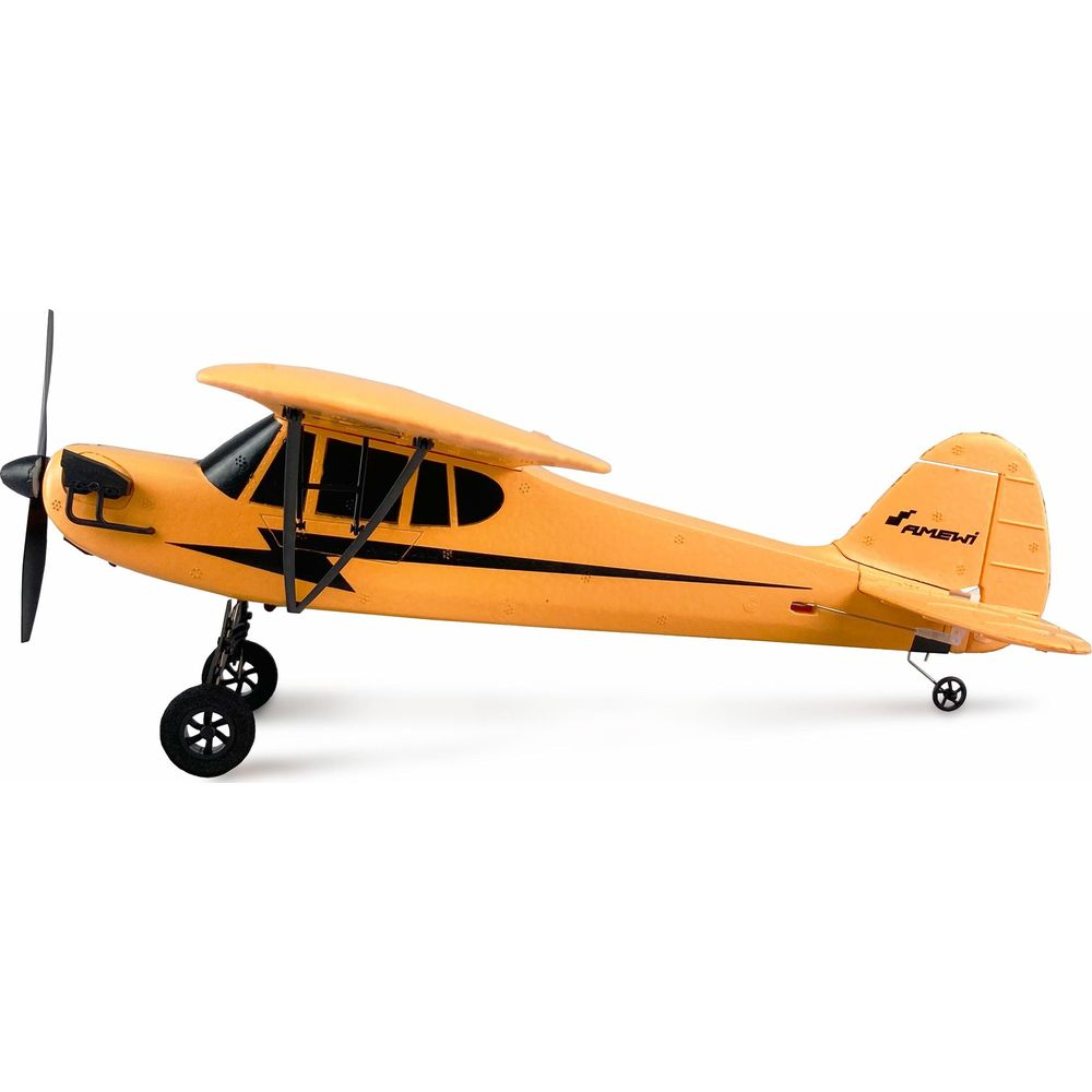 Un aereo modello giallo con strisce nere e ruote su sfondo bianco.