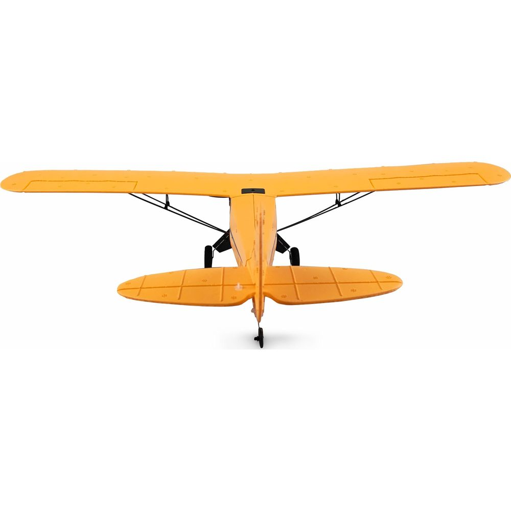 Un aereo modello giallo con carrello di atterraggio, visto dal basso, su sfondo bianco.