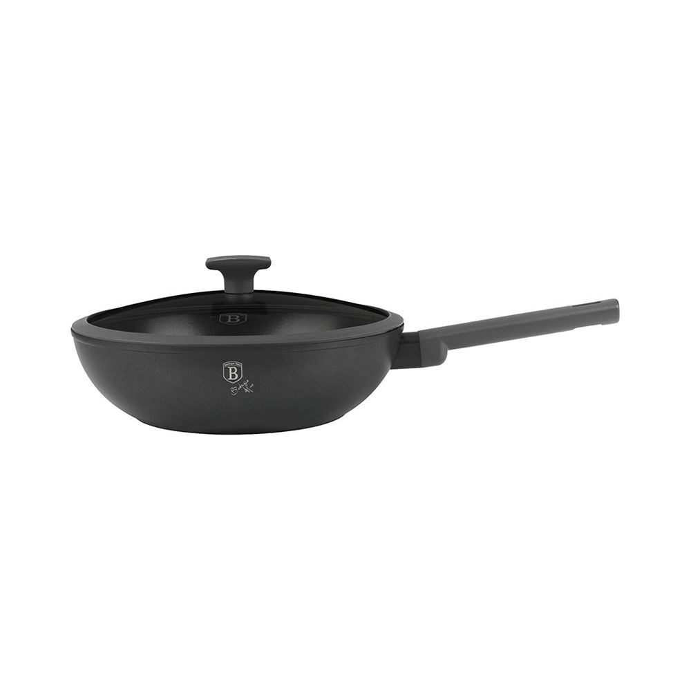 Une poêle noire avec un couvercle en verre et un long manche.