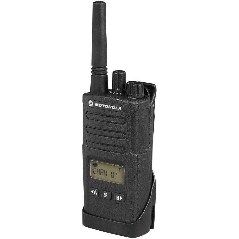 Schwarzes Motorola Funkgerät mit Antenne im Halter, Kanal 01 angezeigt.