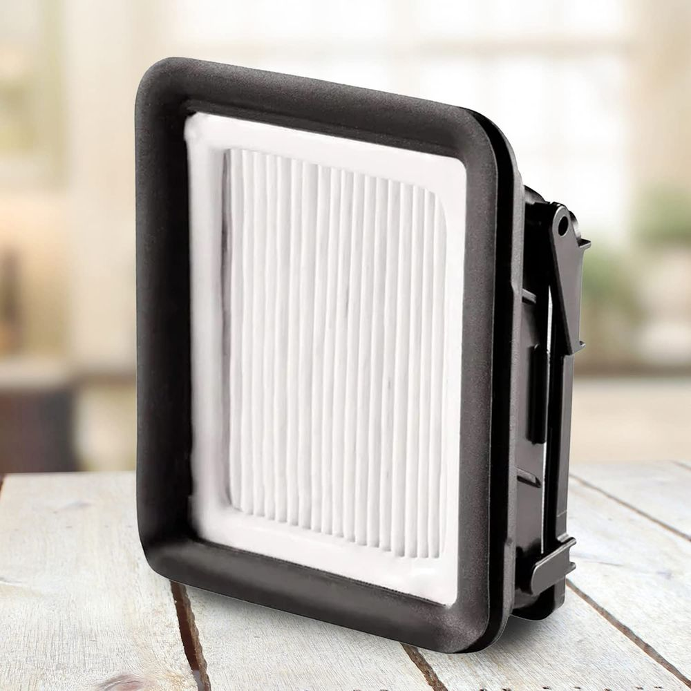 Biały filtr HEPA z czarną ramką na drewnianym stole.