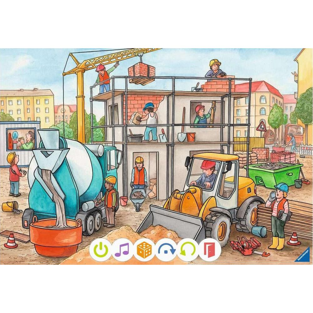 Baustelle mit Arbeitern, Betonmischer, Bagger und Kran. Gebäude im Hintergrund.