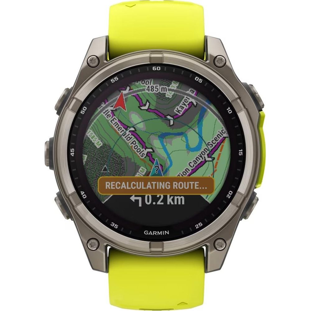 Zegarek smartwatch z żółtym paskiem wyświetla mapę, przeliczając trasę.