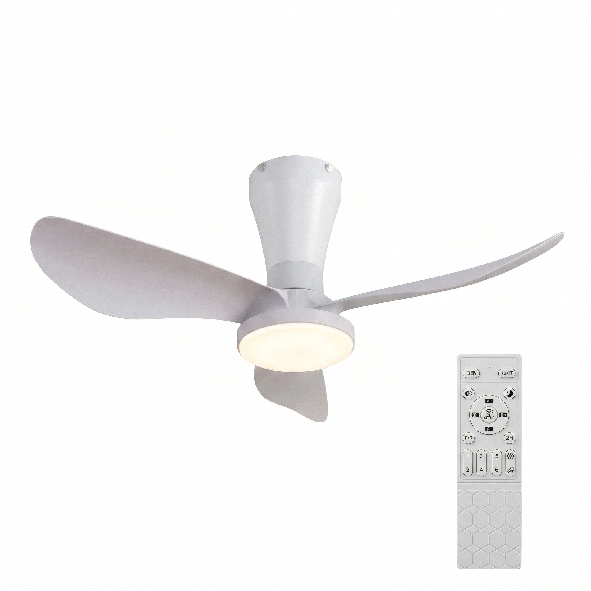 Un ventilador de techo blanco con tres aspas y luz LED, junto a un mando a distancia.