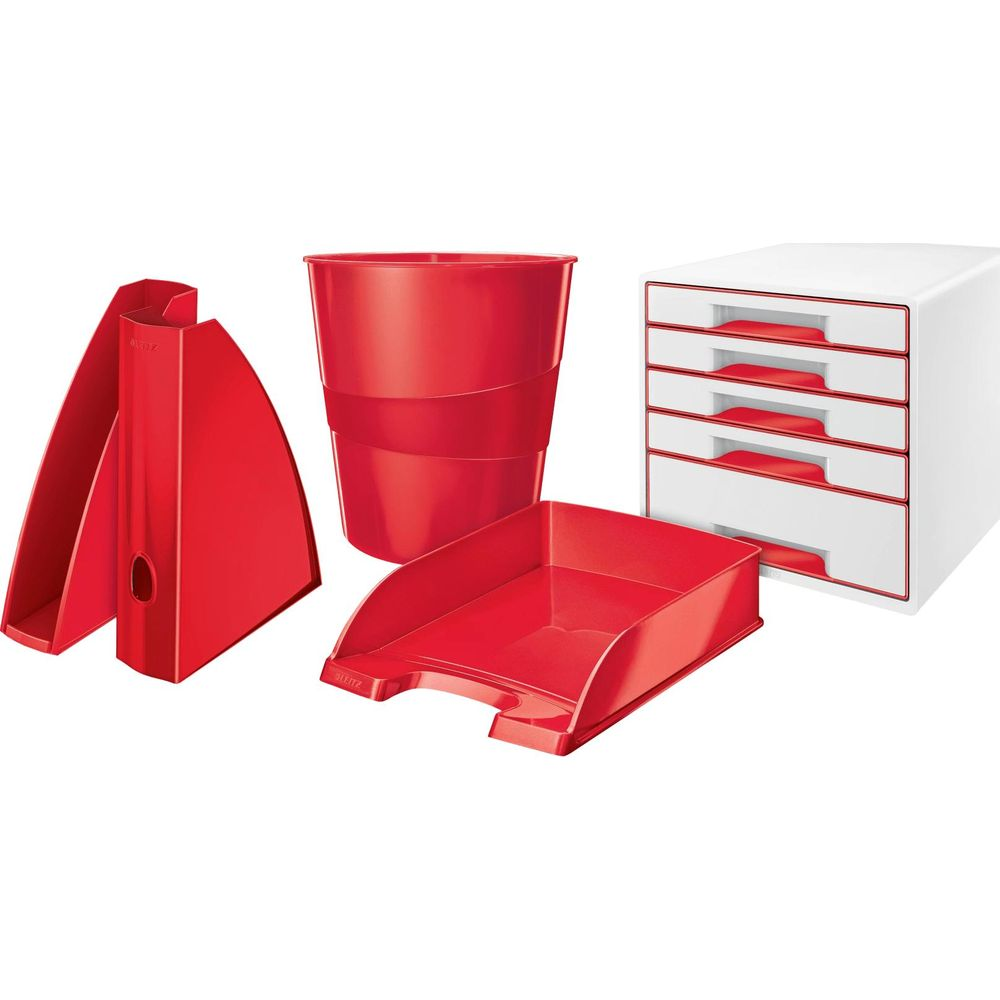 Czerwone i białe artykuły biurowe: tacka, kosz, stojak na dokumenty i szafka z szufladami.