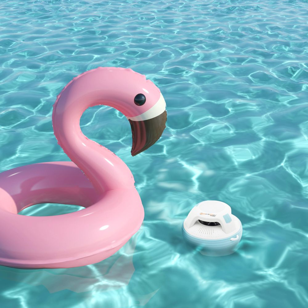 Ein pinker Flamingo-Schwimmring und ein weißer Poolreiniger treiben auf klarem blauem Wasser.