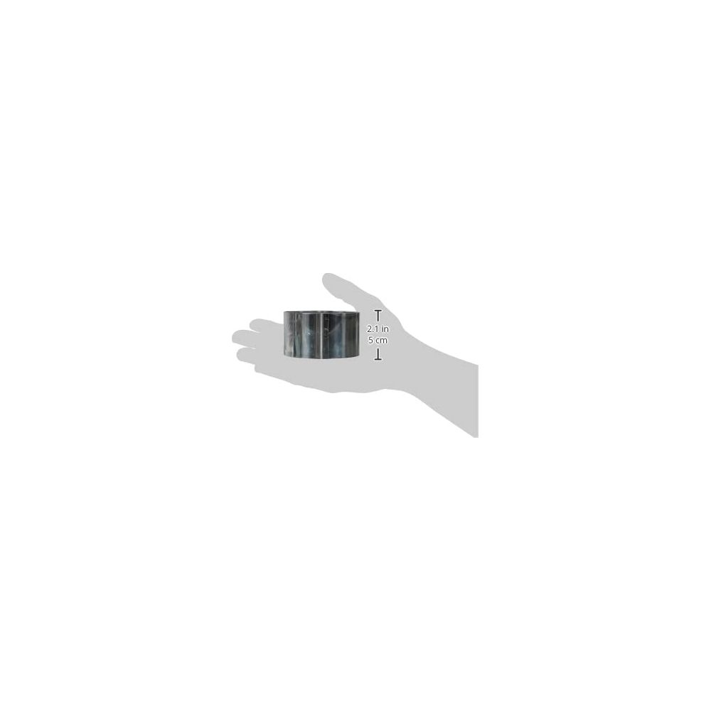 Main tenant un objet cylindrique gris avec indication de taille.
