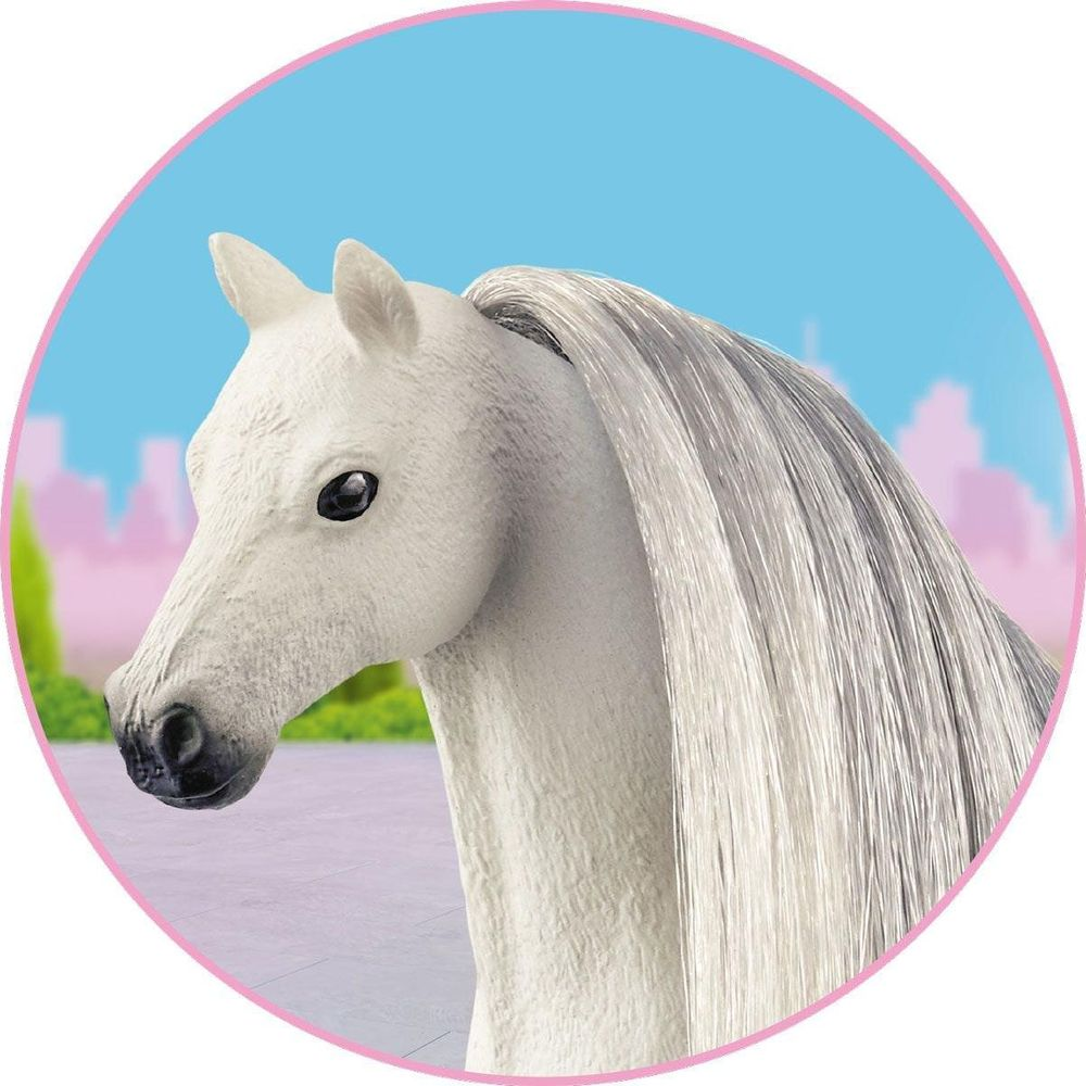 Un cavallo bianco con criniera lunga su sfondo di cielo blu e skyline.