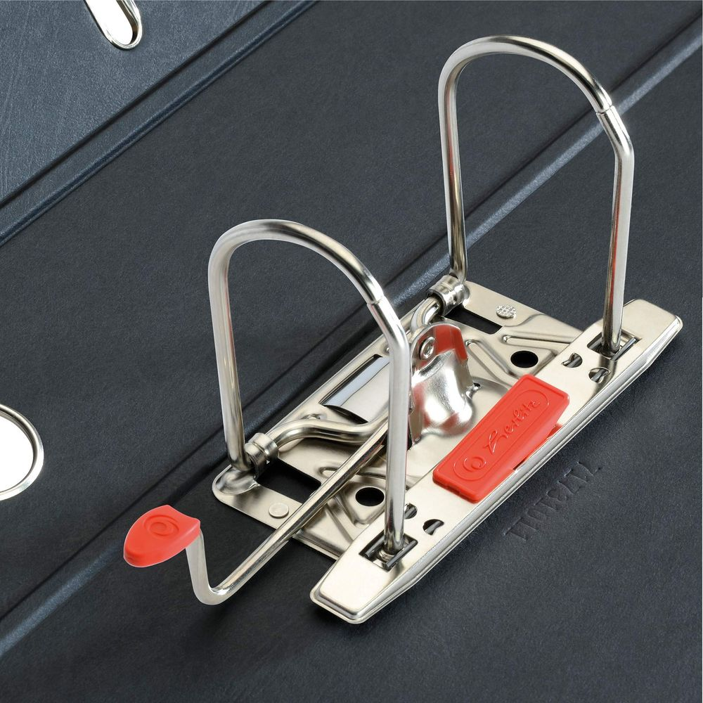 Raccoglitore grigio scuro con anelli metallici argentati e accenti rossi.