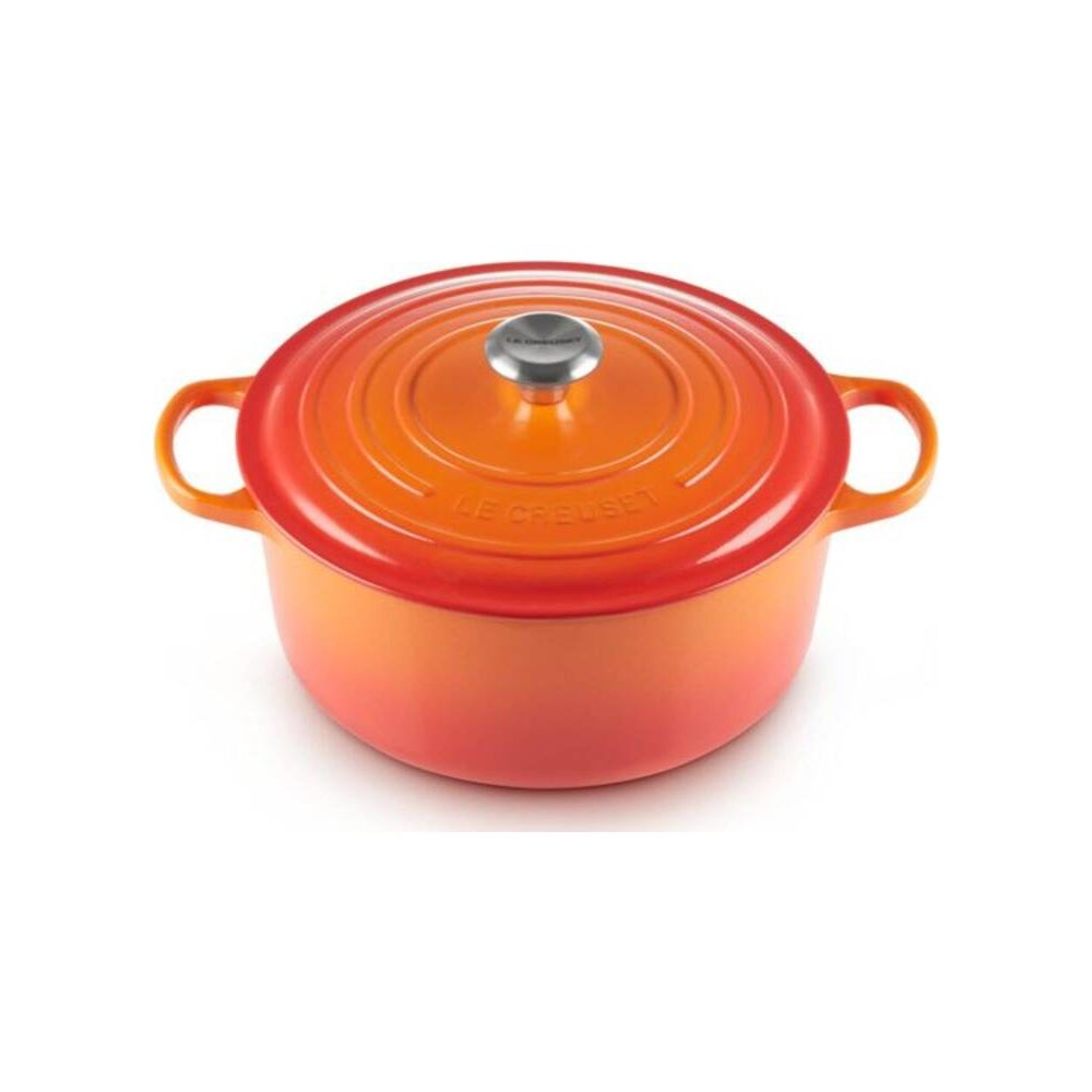 Pomarańczowy garnek z dwoma uchwytami i srebrnym pokrętłem na pokrywie.