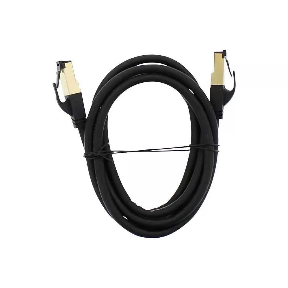 Zwarte netwerkkabel met gouden RJ45-connectoren, op witte achtergrond.