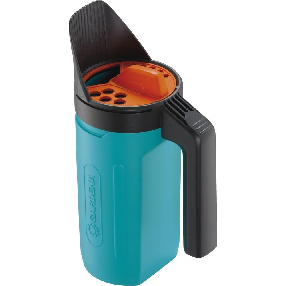 Turkusowy siewnik z czarną rączką i pomarańczowymi detalami.