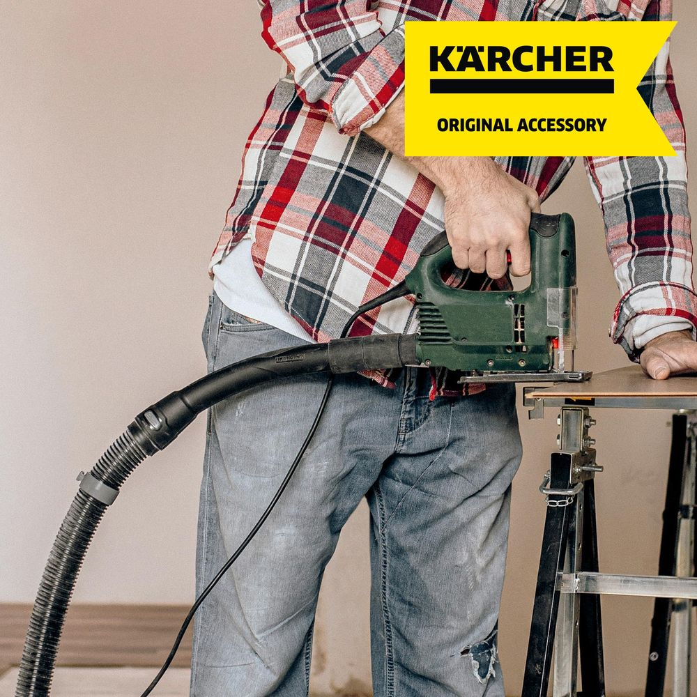 Mann mit Stichsäge und Kärcher-Logo