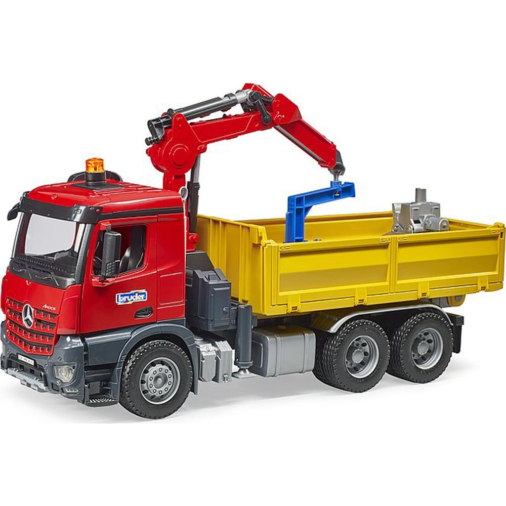 Ein roter LKW mit gelber Ladefläche und rotem Kran.