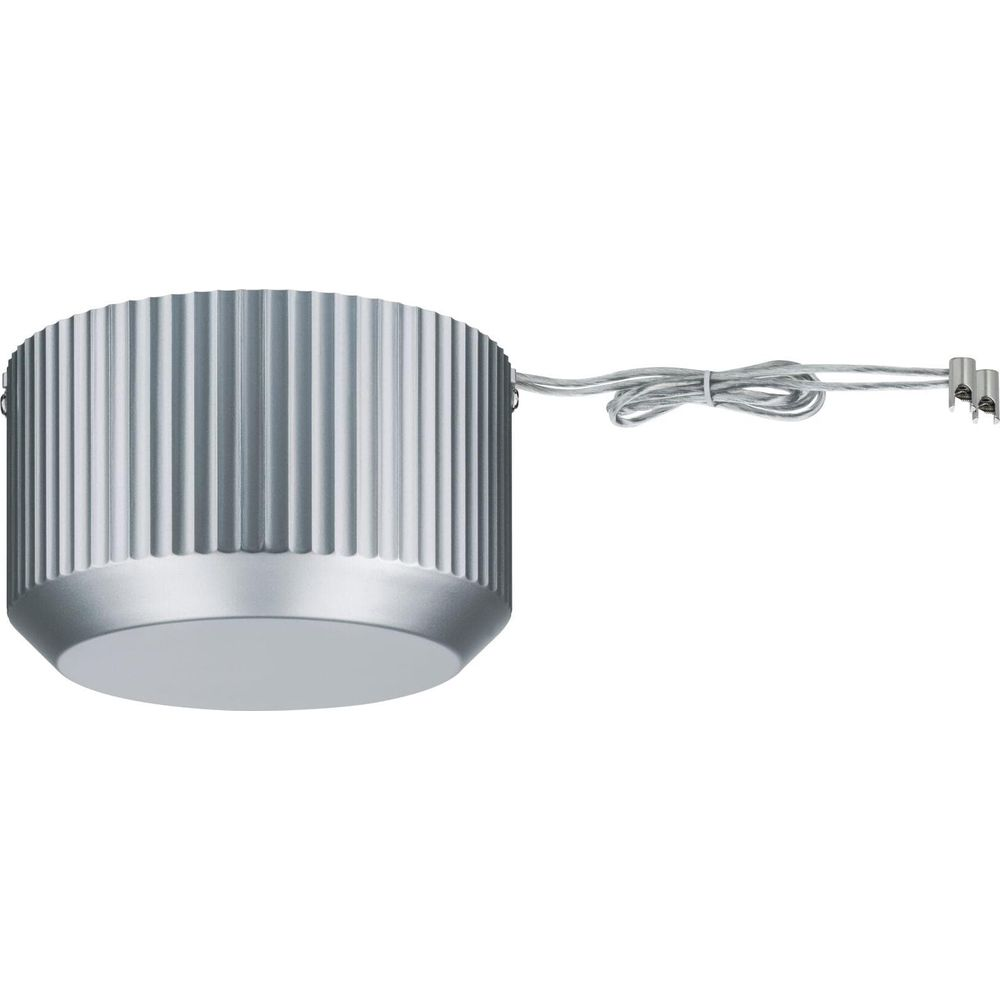 Srebrna lampa sufitowa z żebrowaną obudową i przewodami.