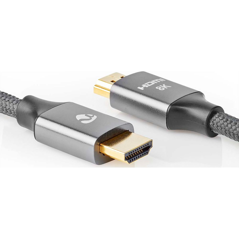 Ein HDMI-Kabel mit 8K-Kennzeichnung und goldenen Anschlüssen auf weißem Hintergrund.