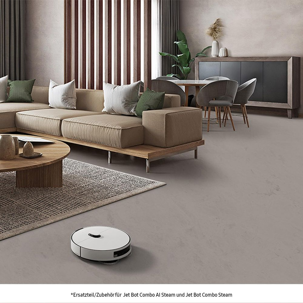 Ein Roboterstaubsauger reinigt einen modernen Wohnbereich mit Sofa und Esstisch.
